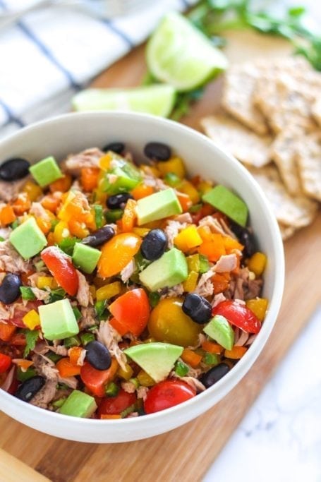 Need a super quick lunch that's healthy, delicious, high in protein and fibre? This Mexican-Inspired Tuna Salad fits the bill and is ready in 15 minutes or less - Recipe via Eat Spin Run Repeat // @eatspinrunrpt