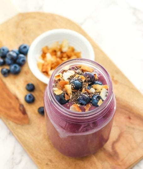 This vegan-friendly Cherry Chia Blueberry Smoothie is loaded with antioxidants and all sorts of goodies for healthy, glowing skin. Recipe via Eat Spin Run Repeat // @eatspinrunrpt