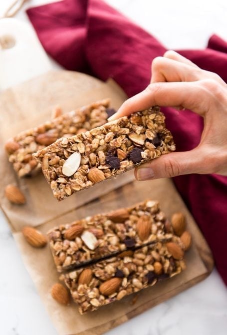 No-Bake Almond Chocolate Chunk Granola Bars || #vegan #glutenfree || Eat Spin Run Repeat