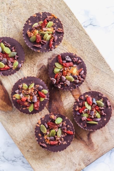 Healthy holiday hostess gift idea: Easy Dark Chocolate Superfood Cups || Eat Spin Run Repeat || #paleo #vegan