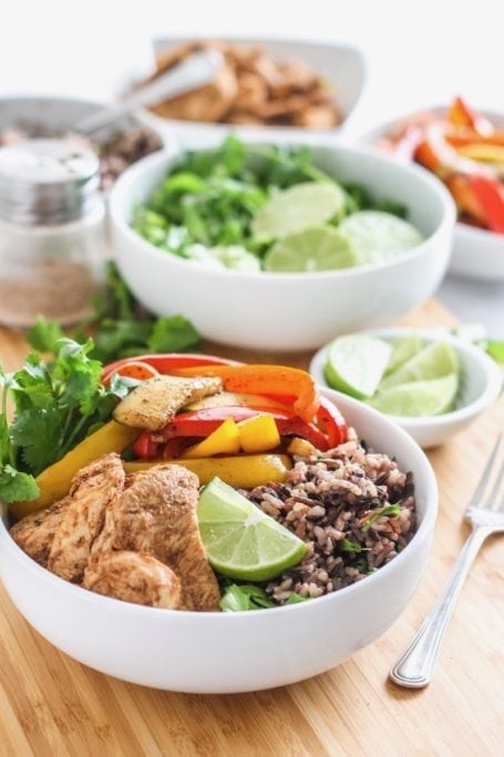 Easy Chicken Fajita Bowls | high in protein, great for big batch meal prep, and easy to customize with your favourite veggies! | #mealprep #nutrition #fajita #eatclean #chicken | Eat Spin Run Repeat